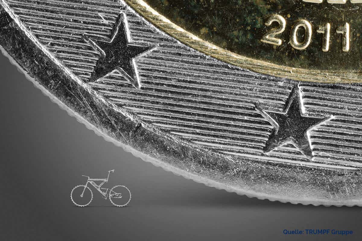 Mikrogeschnittenes Mountainbike neben Euromünze Mikrogeschnittenes Mountainbike neben Euromünze